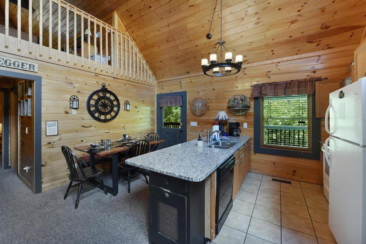 Ryes And Shine Bootlegger'S Cabin! Hot Tub* Pool* Arcade* Billiards *Ev * Pet Friendly Севьервилл Экстерьер фото
