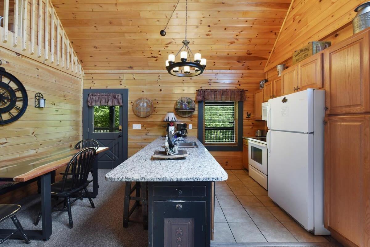 Ryes And Shine Bootlegger'S Cabin! Hot Tub* Pool* Arcade* Billiards *Ev * Pet Friendly Севьервилл Экстерьер фото